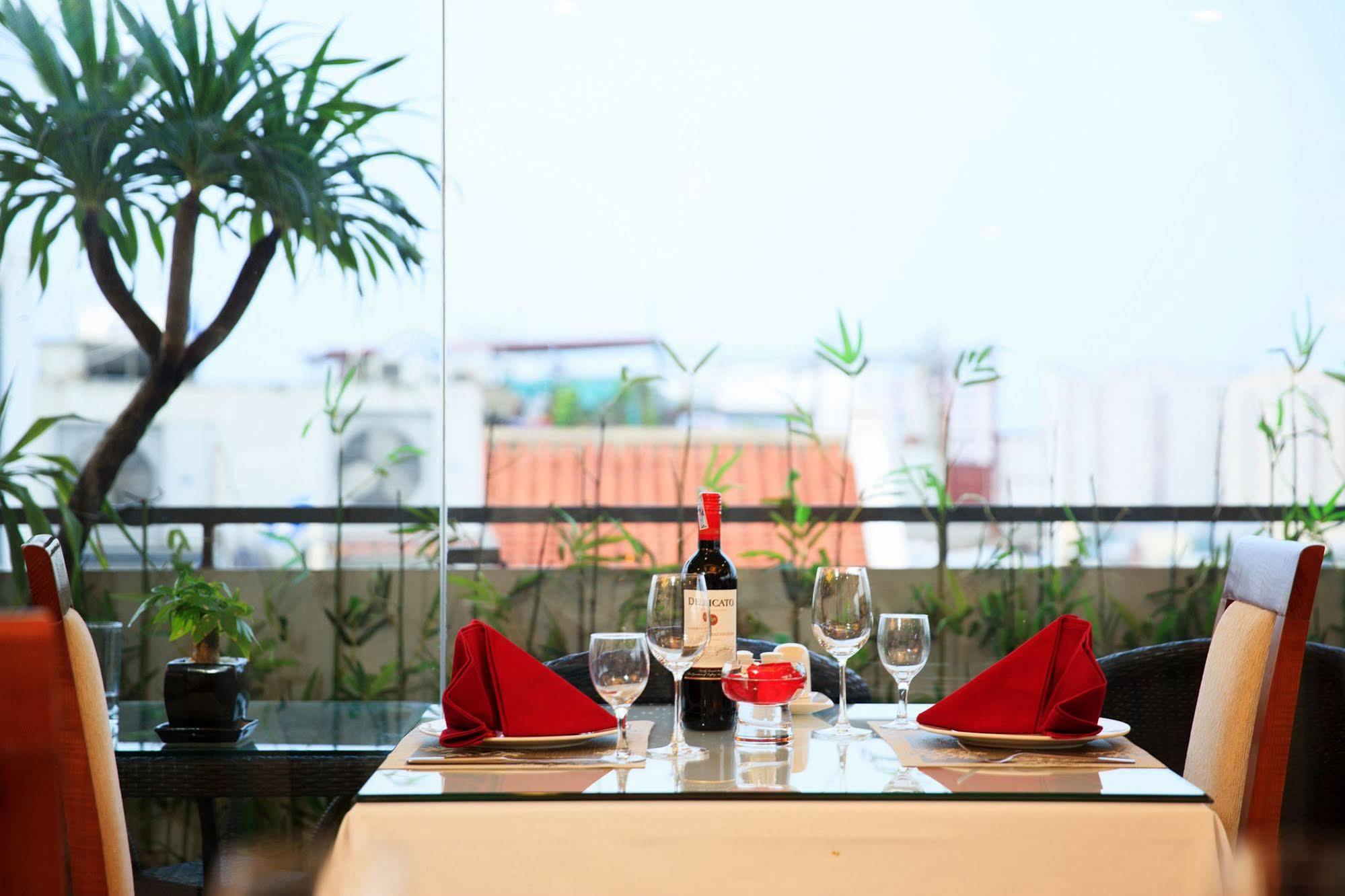 Luxeden Hotel Hanoi Bagian luar foto